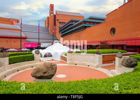 London, UK, 12. Mai 2018: Die British Library ist die Nationalbibliothek des Vereinigten Königreichs und der größte nationale Bibliothek in der Welt durch die Anzahl der Reihen katalogisiert Stockfoto