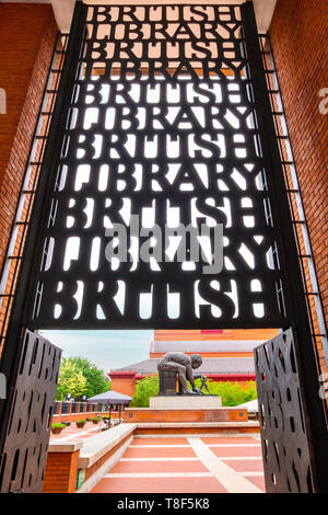 London, UK, 12. Mai 2018: Die British Library ist die Nationalbibliothek des Vereinigten Königreichs und der größte nationale Bibliothek in der Welt durch die Anzahl der Reihen katalogisiert Stockfoto