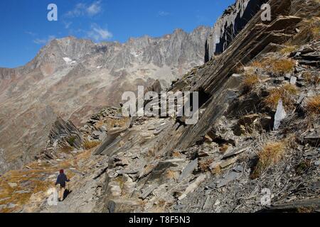 Frankreich, Isère, Valjouffrey, Nationalpark Ecrins, Haut Béranger Tal, weibliche Wanderer zu Fuß von Cote Belle Pass Stockfoto