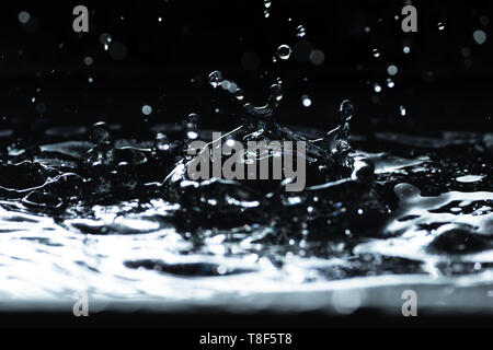Wasser isoliert auf Schwarz. Abstrakte Wasser Hintergrund. Bewegung Bewegung dramatische Kulisse. Makro Wassertropfen. Close up Aqua. Sauberes und reines Wasser. Stockfoto