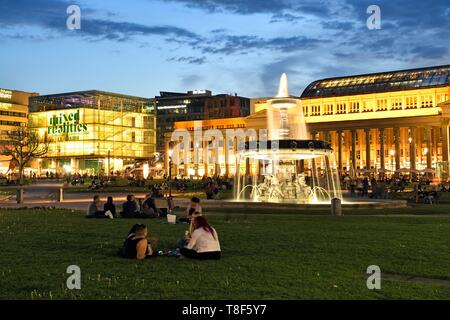 Deutschland, Baden Württemberg, Stuttgart, Schlossplatz (Schlossplatz), Konigsbau und Kunstmuseum Stockfoto