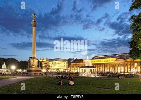 Deutschland, Baden Württemberg, Stuttgart, Schlossplatz (Schlossplatz), Jubilõumssõule (Jubilee Spalte), Konigsbau und Kunstmuseum Stockfoto