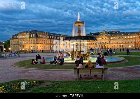Deutschland, Baden Württemberg, Stuttgart, Schlossplatz (Schlossplatz), Brunnen und Neues Schloss (New Castle) im Hintergrund Stockfoto