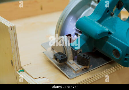 Tischler in kreisenden Elektro Säge Küche möbel, Stockfoto