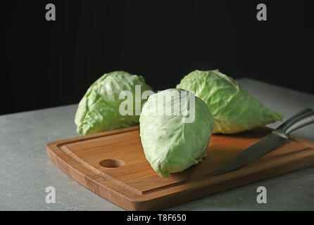 Frischem Spitzkohl auf Holzbrett Stockfoto