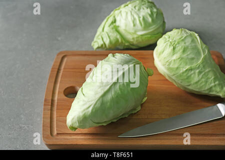 Frischem Spitzkohl auf Holzbrett Stockfoto