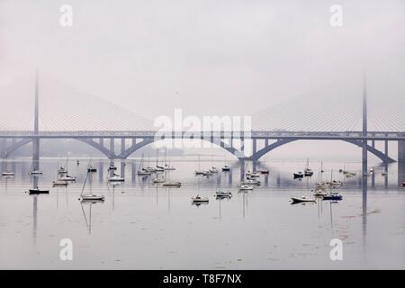 Frankreich, Finistere, Le Relecq Kerhuon, Iroise Brücke über den Elorn Fluss zwischen Plougastel Daoulas und Le Relecq Kerhuon auf der RN165 verbindet Brest und Quimper. Stockfoto