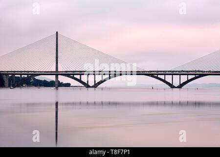 Frankreich, Finistere, Le Relecq Kerhuon, Iroise Brücke über den Elorn Fluss zwischen Plougastel Daoulas und Le Relecq Kerhuon auf der RN165 verbindet Brest und Quimper. Stockfoto