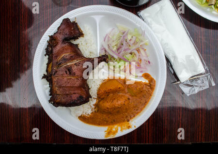 Teller mit gerösteten Meerschweinchen in Peru Restaurants serviert wird. Stockfoto