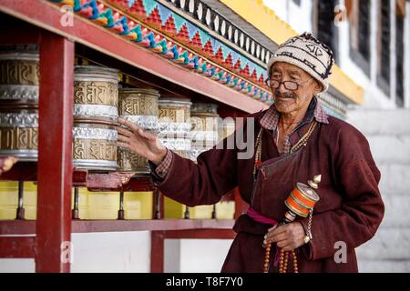 Indien, Bundesstaat Jammu und Kashmir, Himalaja, Ladakh, Indus Valley, Leh (3500 m), jährliche Ladakh Festival, buddhistische Tempel der Gompa Soma (Chokhang), ein älterer Mann Spaziergänge rund um den Tempel im Uhrzeigersinn drehen und Drehen der Gebetsmühlen Stockfoto