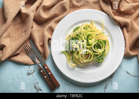 Leckere Spaghetti mit Zucchini auf Platte Stockfoto