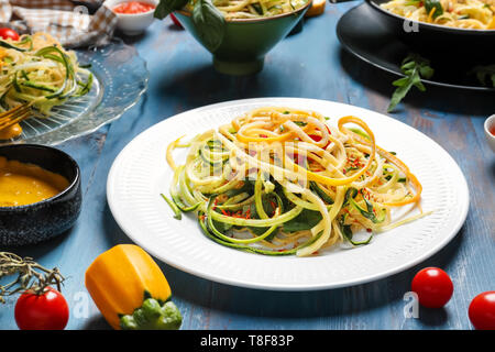 Mit Zucchini Spaghetti auf hölzernen Tischplatte Stockfoto