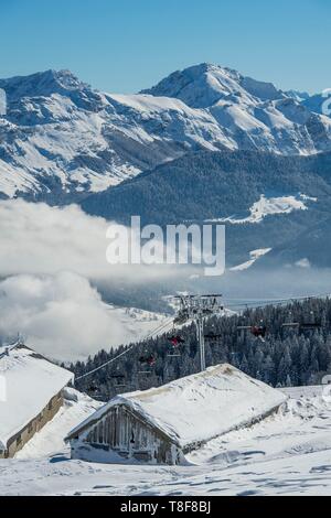 Frankreich, Haute Savoie, Massiv Bauges, über Annecy in Grenze mit der Savoie, dem plateau Semnoz außergewöhnliche Belvedere auf der Nördlichen Alpen, den Chalets von Leschaux und dem Sessellift der Panoramablick Stockfoto