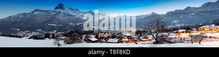 Frankreich, Haute Savoie, Mont Blanc, Combloux, Panoramablick auf das Dorf Combloux und die Berge von Fiz und Mont Blanc in der Dämmerung Stockfoto