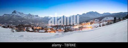 Frankreich, Haute Savoie, Mont Blanc, Combloux, Panoramablick auf das Dorf Combloux und die Berge von Fiz und Mont Blanc in der Dämmerung Stockfoto