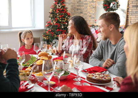 Happy Family in Weihnachten Abendessen zu Hause Stockfoto