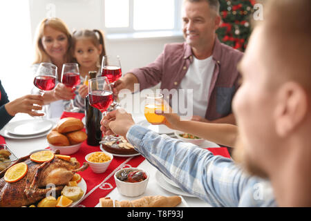 Glückliche Familie anstoßen während Weihnachten Abendessen zu Hause Stockfoto