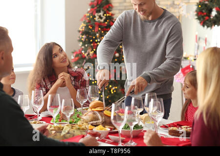 Happy Family in Weihnachten Abendessen zu Hause Stockfoto