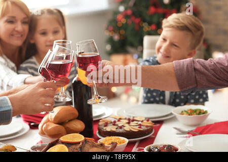Glückliche Familie anstoßen während Weihnachten Abendessen zu Hause Stockfoto