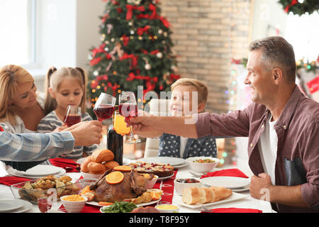Glückliche Familie anstoßen während Weihnachten Abendessen zu Hause Stockfoto