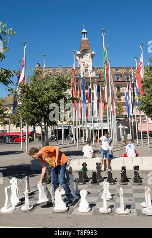 Schweiz, Kanton Waadt, Lausanne, olympische Stadt IOC Hauptquartier Spielplatz von der Gasse von Bacounis auf dem Port, Riesenschach spielen und Olympischen Nationen Flags Stockfoto