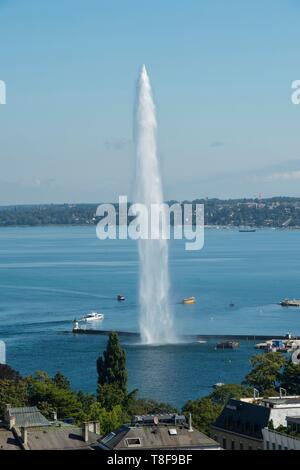 Schweiz, Genf, der Schweizer Eidgenossenschaft, der berühmten Wasser Jet 140 m hoch in der Bucht von Genfer See aus dem Nordturm des Heiligen Petrus protestantischen Kathedrale gesehen Stockfoto