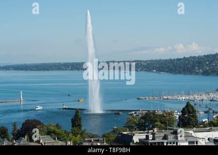 Schweiz, Genf, der Schweizer Eidgenossenschaft, der berühmten Wasser Jet 140 m hoch in der Bucht von Genfer See aus dem Nordturm des Heiligen Petrus protestantischen Kathedrale gesehen Stockfoto