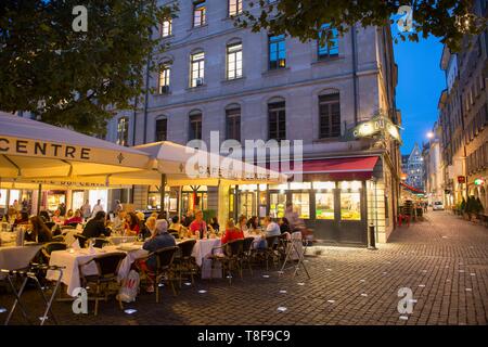 Schweiz, Genf, der Schweizer Eidgenossenschaft, Terrasse des Restaurants auf Molard Square in der Dämmerung Stockfoto