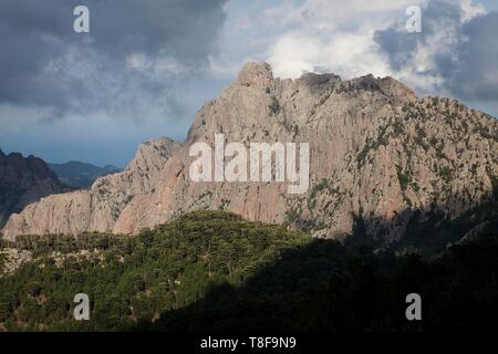 Frankreich, Corse du Sud, Alta Rocca, Zonza, Blick von der Bavella an der Ostküste und der Punta Tafunata di Paliri (1213 m) Stockfoto