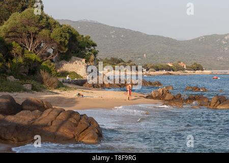 Frankreich, Corse du Sud, Serra di Ferro, Paar am Strand von Porto Pollo Stockfoto