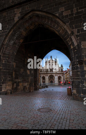 Blick durch einen Bogen von der Karlsbrücke, Prag Stockfoto