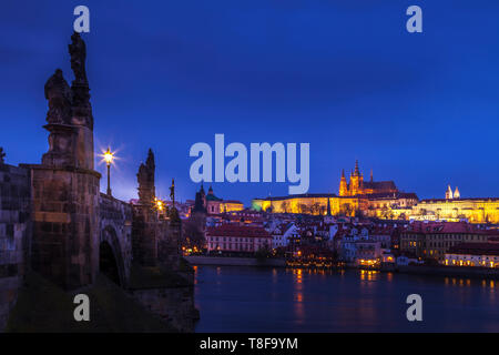 Von Prag ganz in der Nähe der Karlsbrücke in der Dämmerung gesehen Stockfoto