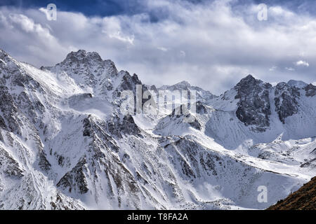 Schneebedeckten Gipfeln der Ostsajan. April. Munku-sardyks massiv. Burjatien. Russianull Stockfoto