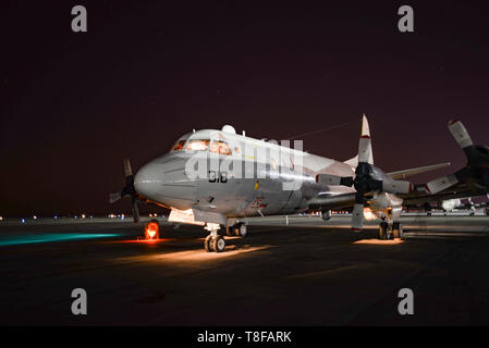 190424-N-CL 765-1021 5. US-Flotte von Operationen (24. April 2019) Aviation strukturellen Mechaniker (Ausstattung) 3. Klasse Johnathan Heu, auf Patrouille Squadron (VP) 40, ein Erdungskabel mit einem P-3C Orion aircraft beimisst. VP-40 ist in die USA 5. und 7 Flotte Bereichen Maßnahmen zur Unterstützung der Marine im Einsatz für die Stabilität und Sicherheit zu gewährleisten. VP-40 ist der letzte aktive-Geschwader die P-3C Orion Flugzeug zu fliegen und nach dieser Bereitstellung wird die P-8 Poseidon. (U.S. Marine Foto von Mass Communication Specialist 2. Klasse Jakoeb Vandahlen/Freigegeben) Stockfoto