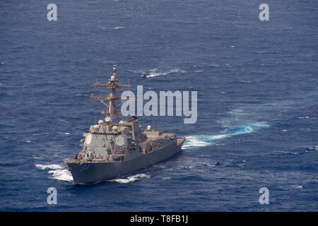 190503-N-UM 706-1085 ROTES MEER (3. Mai 2019) Der Arleigh-burke-Klasse geführte Anti-raketen-Zerstörer USS Nitze (DDG94) dampft durch das Rote Meer. Nitze ist unterwegs als Teil von Abraham Lincoln Carrier Strike Group Einsatz zur Unterstützung der Zusammenarbeit im Bereich der Sicherheit im Seeverkehr Bemühungen in den USA 5., 6. und 7 Flotte Arbeitsgebiete. Mit Abraham Lincoln als Flaggschiff, bereitgestellt Streik Vermögenswerte des Konzerns gehören Personal, Schiffe und Flugzeuge von Carrier Strike Group 12 (CSG 12), Destroyer Squadron 2 (DESRON 2), USS Leyte Gulf (CG55) und Carrier Air Wing Sieben (CVW7); sowie Alvaro de Bazán-Klasse Fregatte ESPS M Stockfoto