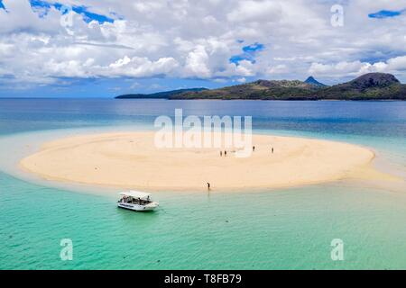 Frankreich, Insel Mayotte (französische überseeische Departements), Grande Terre, M'Tsamoudou, Insel mit weißem Sand auf dem Korallenriff in der Lagune mit Blick auf Saziley Punkt (Luftbild) Stockfoto