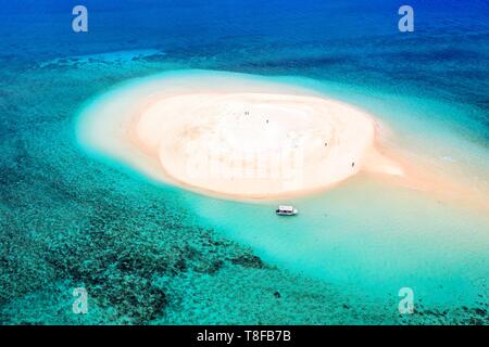 Frankreich, Insel Mayotte (französische überseeische Departements), Grande Terre, M'Tsamoudou, Insel mit weißem Sand auf dem Korallenriff in der Lagune mit Blick auf Saziley Punkt (Luftbild) Stockfoto