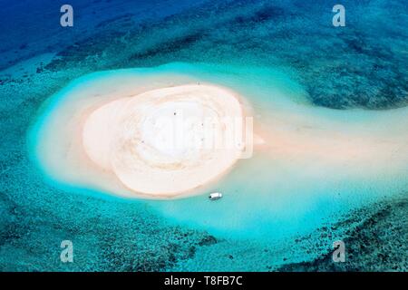 Frankreich, Insel Mayotte (französische überseeische Departements), Grande Terre, M'Tsamoudou, Insel mit weißem Sand auf dem Korallenriff in der Lagune mit Blick auf Saziley Punkt (Luftbild) Stockfoto