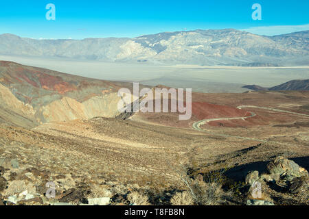 Highway 190 in der Nähe von Panamint im Death Valley National Park, Kalifornien, USA Stockfoto