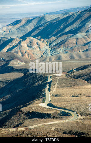 Highway 190 schlängelt sich durch Berge in der Nähe von Panamint im Death Valley National Park, Kalifornien, USA Stockfoto