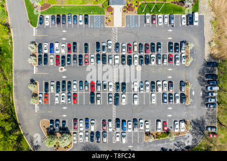 Antenne drone Ansicht eines langen corporate Parkplatz Stockfoto