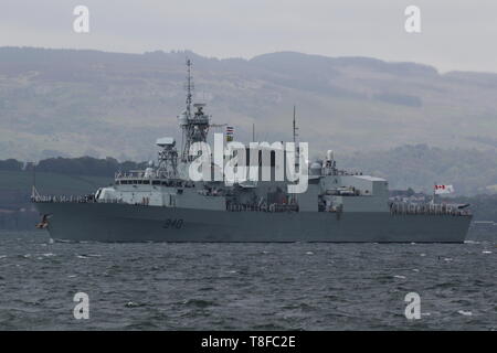 HMCS St John's (FFH-340), ein Halifax-Klasse Fregatte von der Royal Canadian Navy betrieben, vorbei an Gourock während der Übung gewaltige Shield 2019. Stockfoto