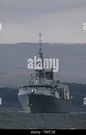 HMCS St John's (FFH-340), ein Halifax-Klasse Fregatte von der Royal Canadian Navy betrieben, vorbei an Gourock während der Übung gewaltige Shield 2019. Stockfoto