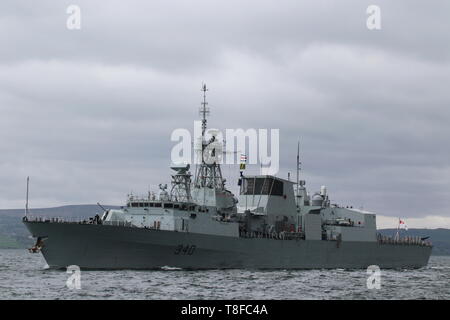 HMCS St John's (FFH-340), ein Halifax-Klasse Fregatte von der Royal Canadian Navy betrieben, vorbei an Gourock während der Übung gewaltige Shield 2019. Stockfoto