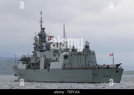 HMCS St John's (FFH-340), ein Halifax-Klasse Fregatte von der Royal Canadian Navy betrieben, vorbei an Gourock während der Übung gewaltige Shield 2019. Stockfoto