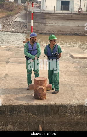 Santarem, Brasilien - Dezember 02, 2015: zwei Männer in Sicherheit Helme, Schwimmwesten und Arbeitskleidung. Arbeitnehmer stehen auf konkrete Plattform. Berufsbekleidung und Mode. Arbeiten, Business und Erfolg Konzept Stockfoto