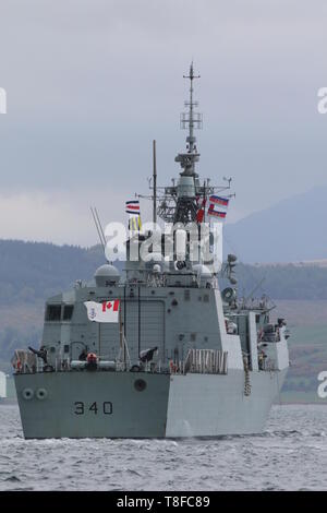 HMCS St John's (FFH-340), ein Halifax-Klasse Fregatte von der Royal Canadian Navy betrieben, vorbei an Gourock während der Übung gewaltige Shield 2019. Stockfoto