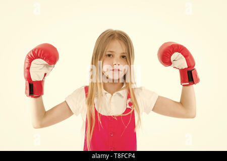 Cute Boxer. Mädchen auf verträumte ruhige Gesicht posiert mit Boxhandschuhen, isolierten weißen Hintergrund. Kid lange Haare träumen stark und unabhängig zu sein. Unabhängigkeit Konzept. Kind Träume Macht und Sieg. Stockfoto