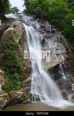 Mae Tia Wasserfall natürliche Schönheit der Flüsse fließt sanft verbindet die anderen und fällt auf Riffe als Schichten von Wasser, schlug die Riffe, die sich in einem Stockfoto