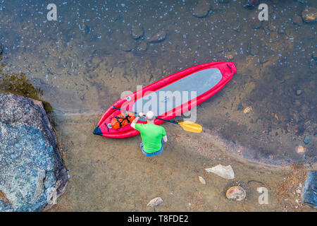 Ältere männliche Paddler mit aufblasbaren whitewater Stand up paddleboard am Ufer des Berg River - Poudre River in den Colorado, Luftaufnahme Stockfoto